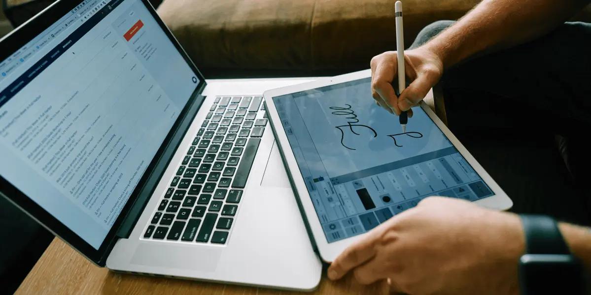 Mavi bir arka plan üzerinde UI tel kafesleri ve büyük harflerle 'Typography' yazısı, UI/UX tasarımında yazı tipinin gücünü simgeliyor.