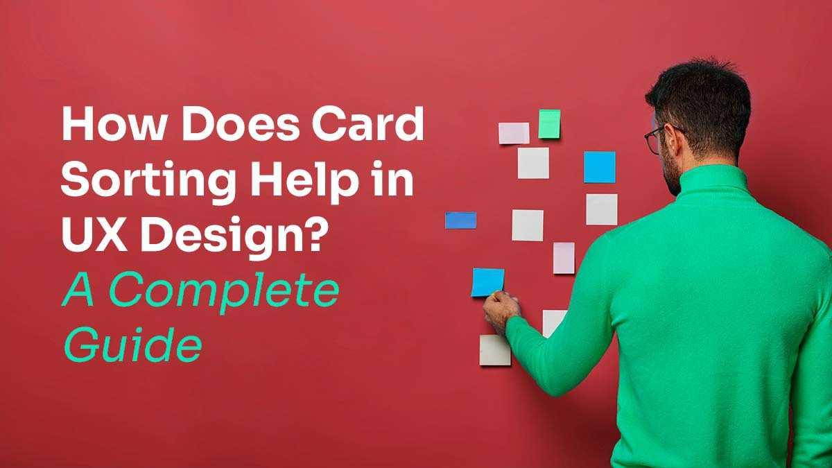 Cam bir panel üzerinde yapışkan notlarla kart gruplama (card sorting) çalışması yapan iki UX uzmanı.