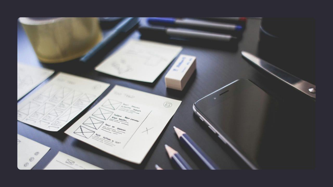 UI/UX tasarımında zihinsel modellerin ve kullanıcı psikolojisinin önemini temsil eden, beyin ve arayüz elementlerini birleştiren bir illüstrasyon.